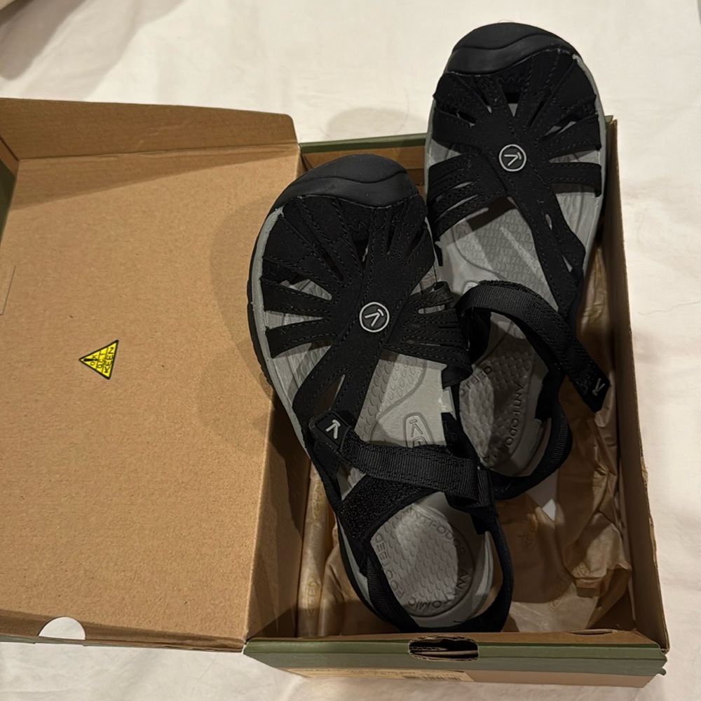 Keen Sandals 7.5 New in box